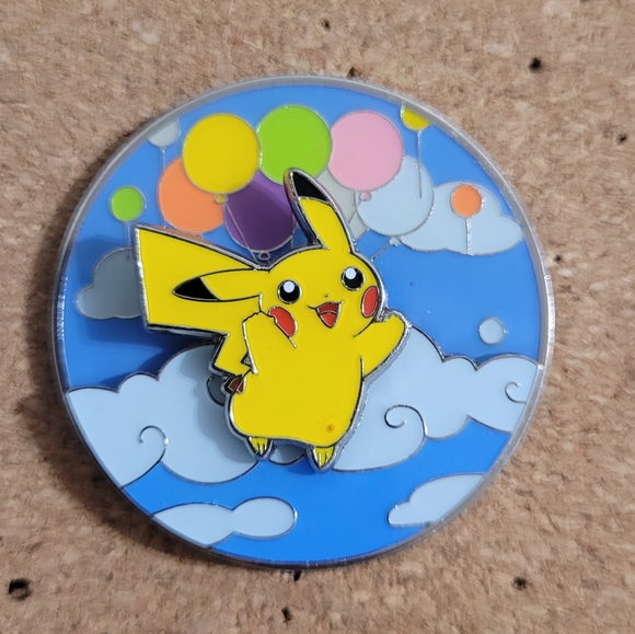 Flying/Surfing pikachu spinner pin - Picture 1 of 2